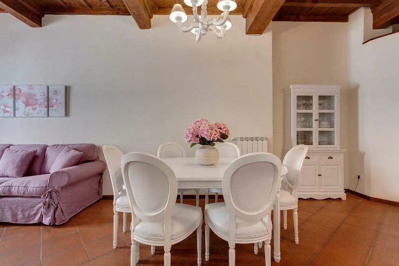 Charlotte Apartment Florence Italy