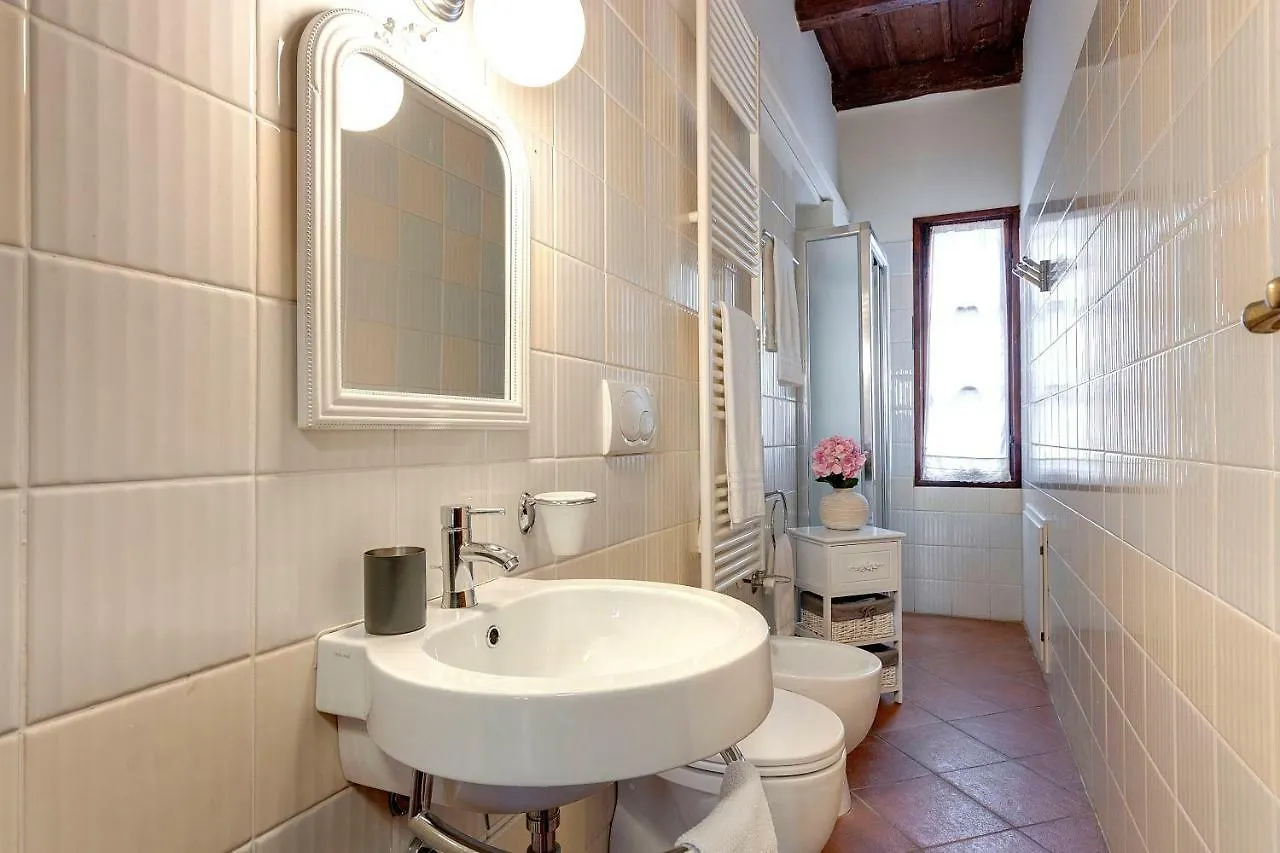 Charlotte Apartment Florence Italy